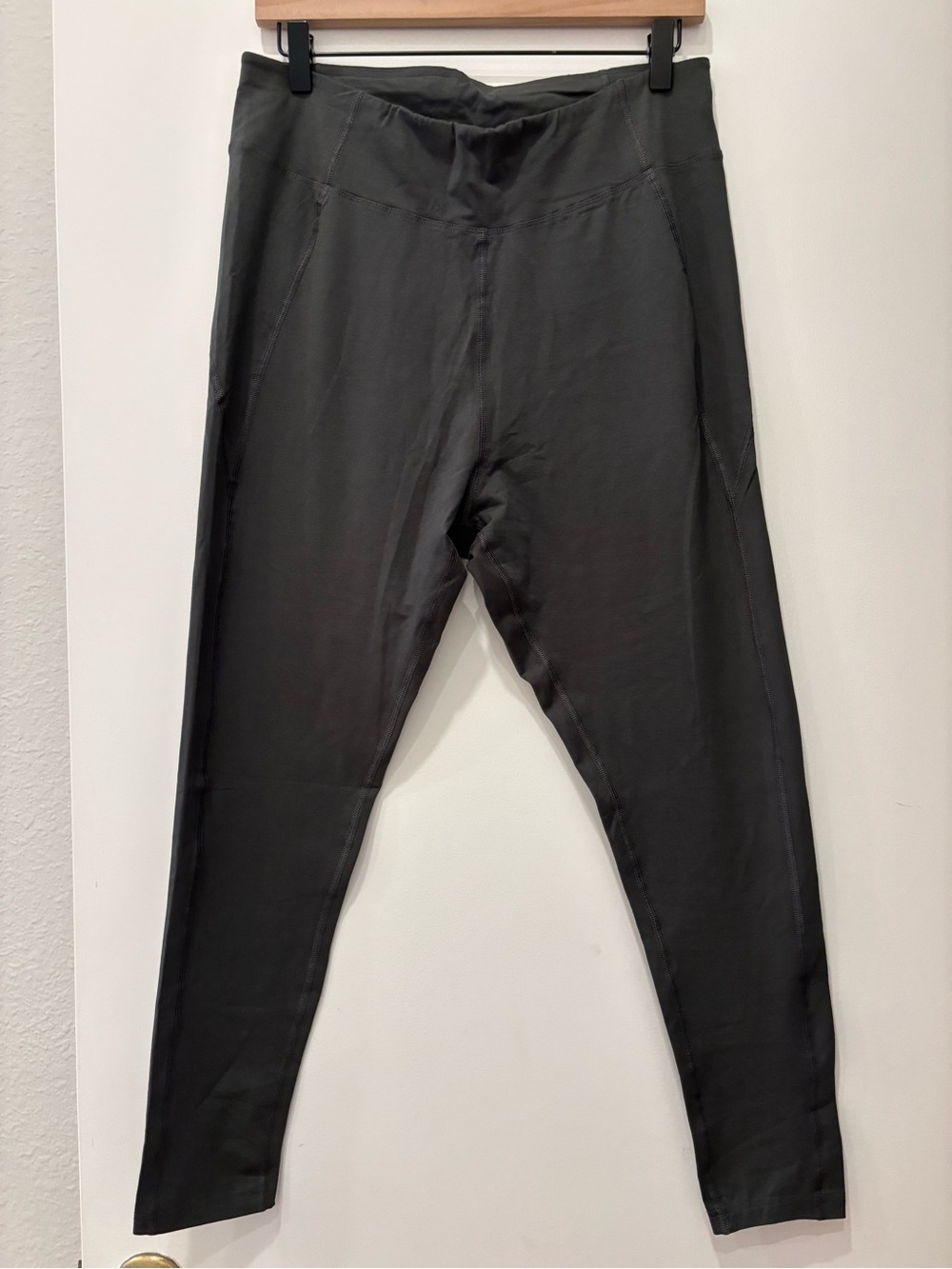 NWOT Dark Gray Pact Organic Cotton Onthe Go back pocket zip legging sustainable
